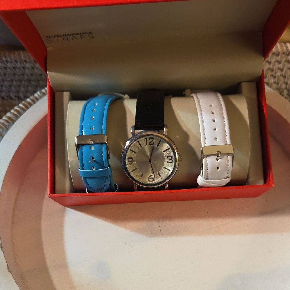 Stylish Watch with Interchangeable Straps - image 1